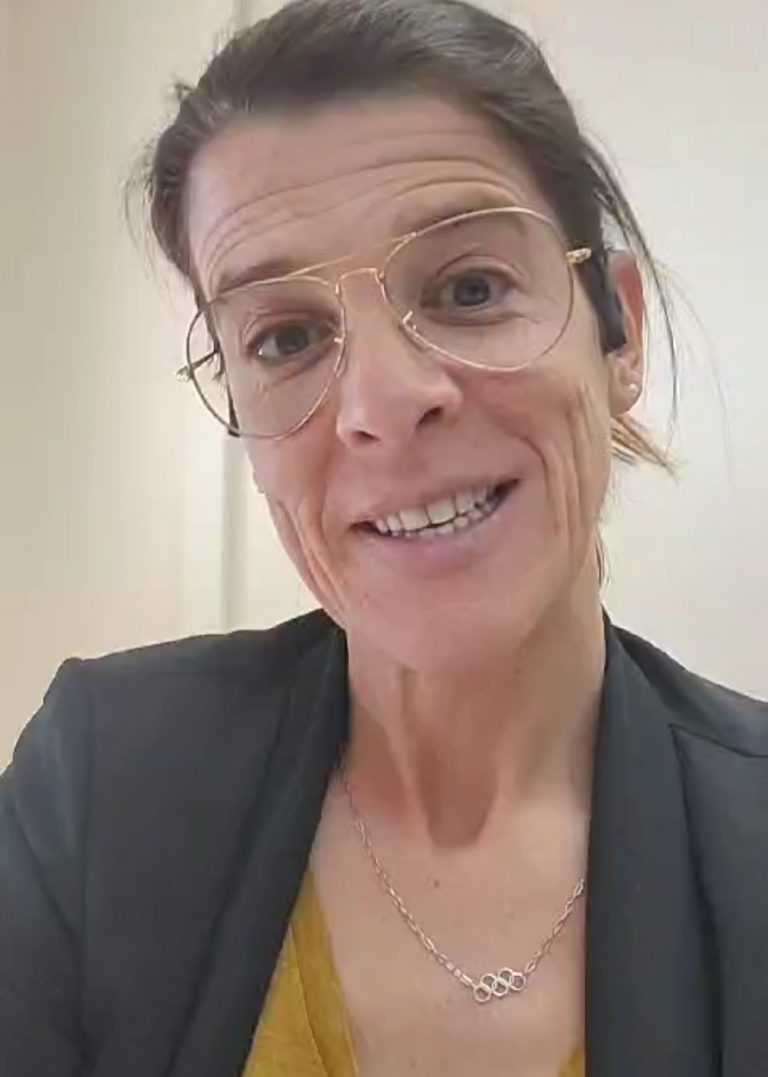 Ruth Beitia felicita al colegio «Ferroviario» por su centenario y su compromiso con el deporte.