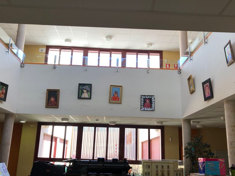 Una visión artística multicultural de la infancia en el colegio.