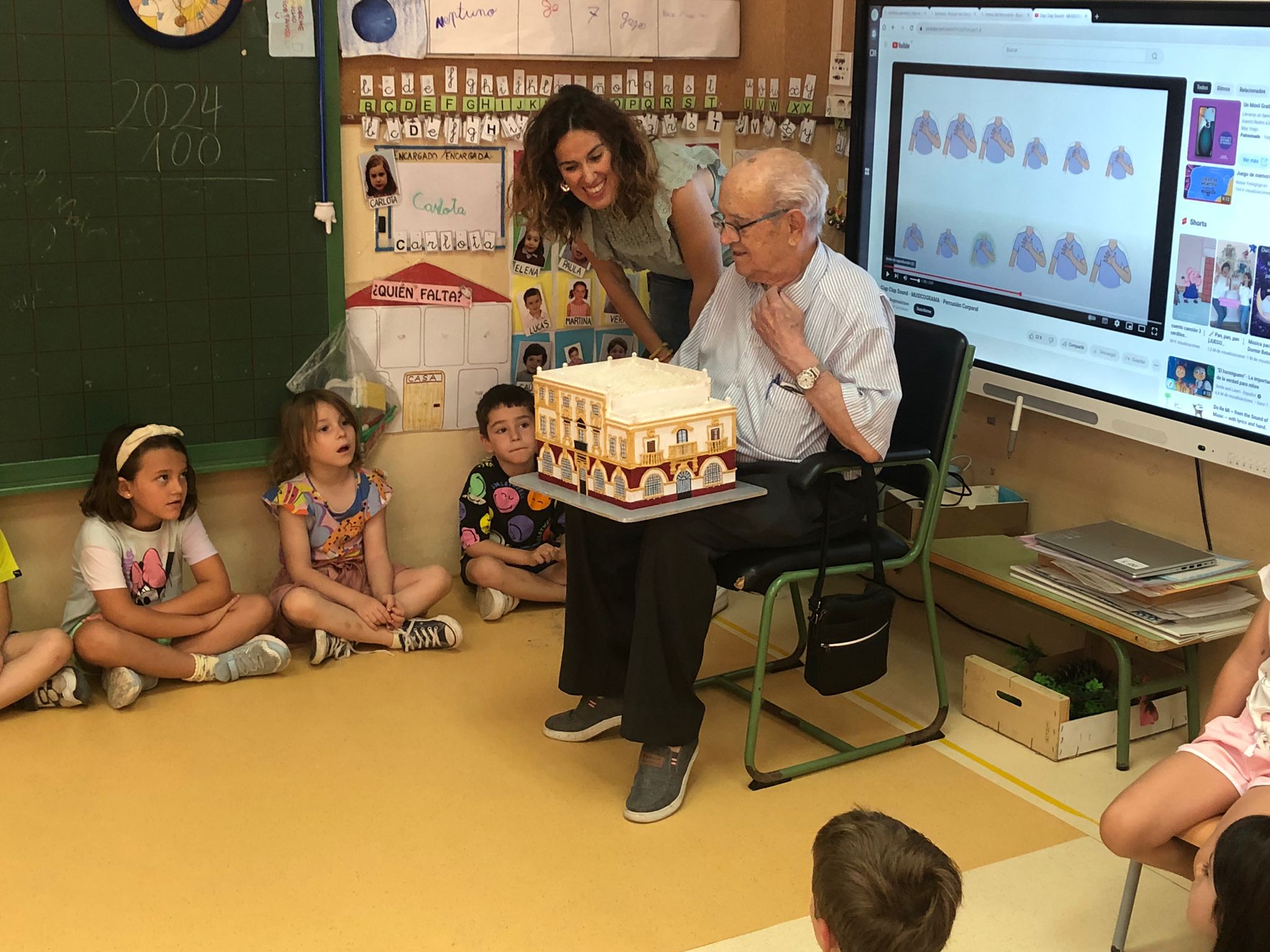 Lázaro Mouriz dona una maqueta del antiguo Colegio Ferroviario a nuestro centro