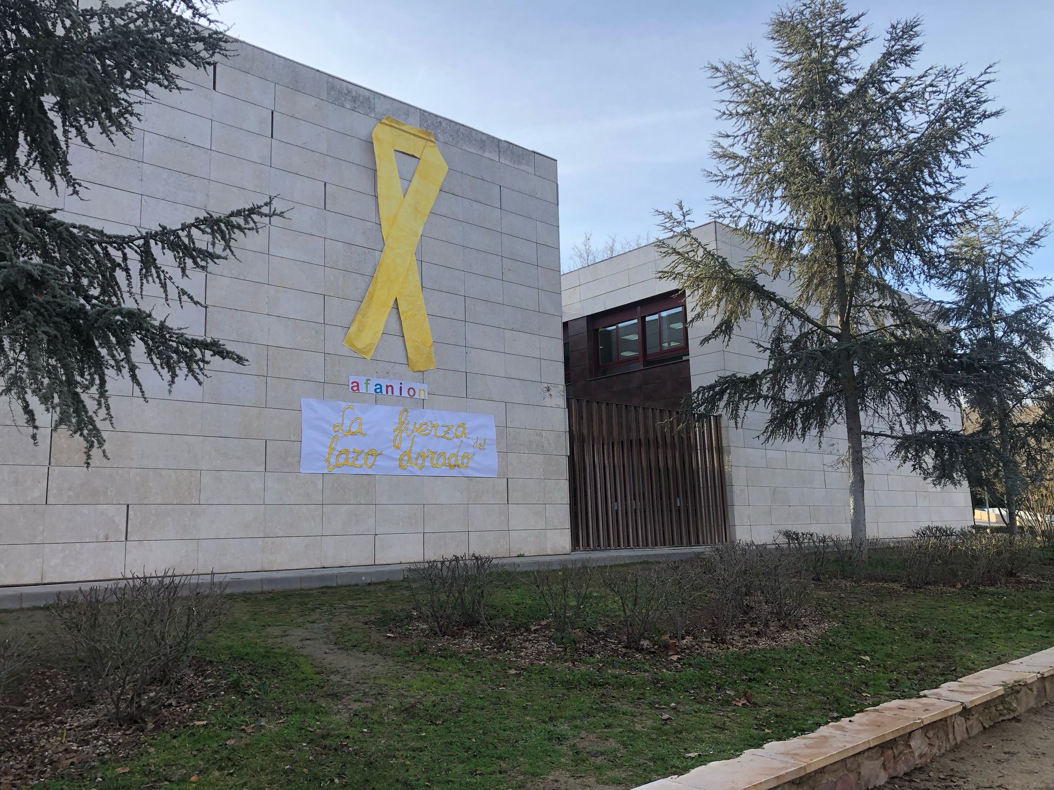 El colegio Ferroviario se pone el lazo dorado frente al cáncer infantil.