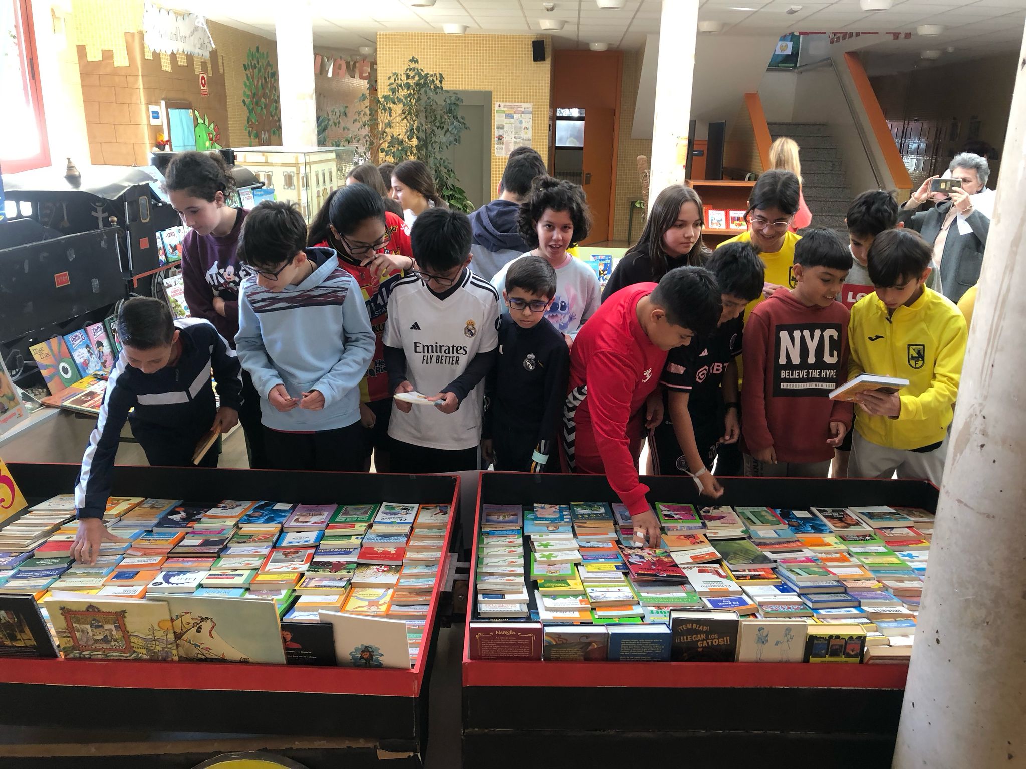 Mercadillo solidario en el día del libro