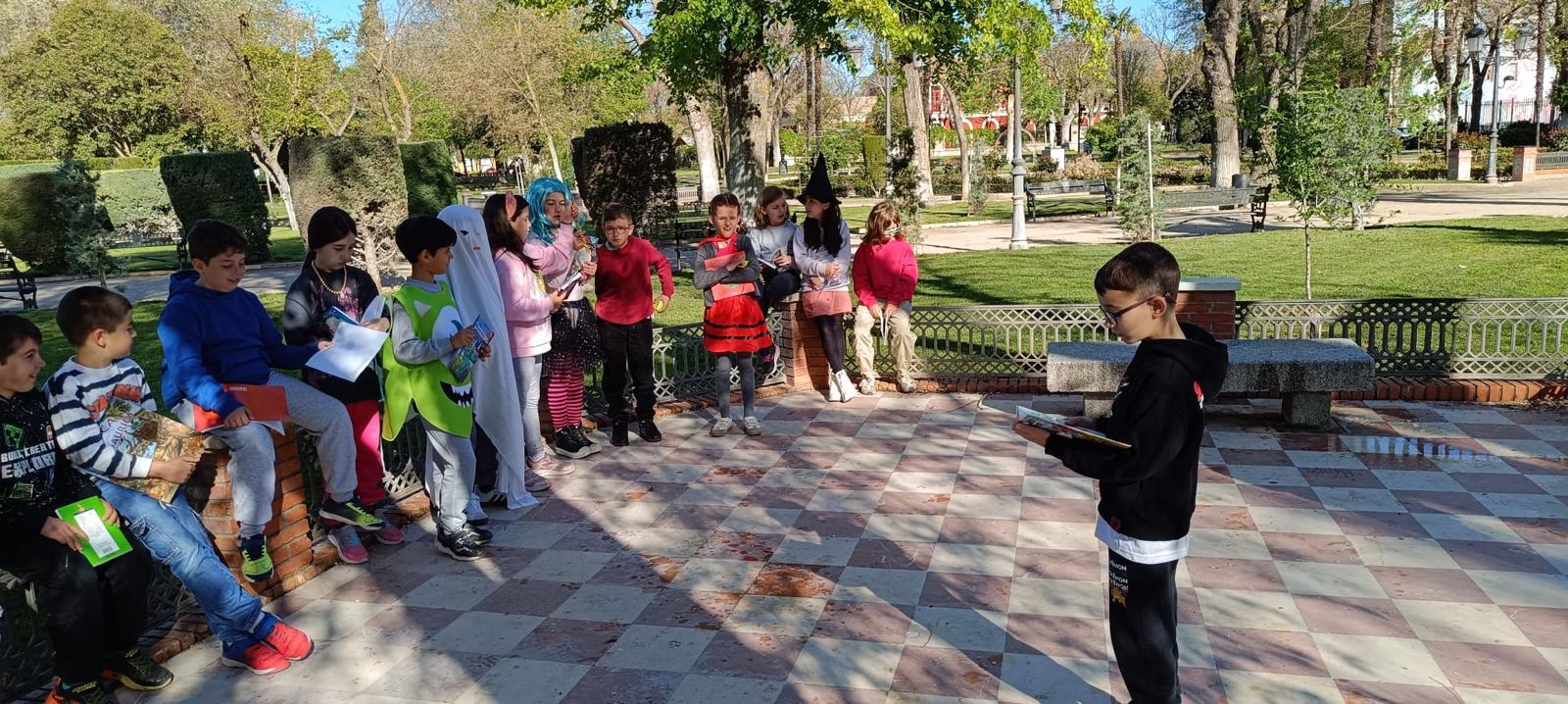Leyendo en el parque, 23 de abril